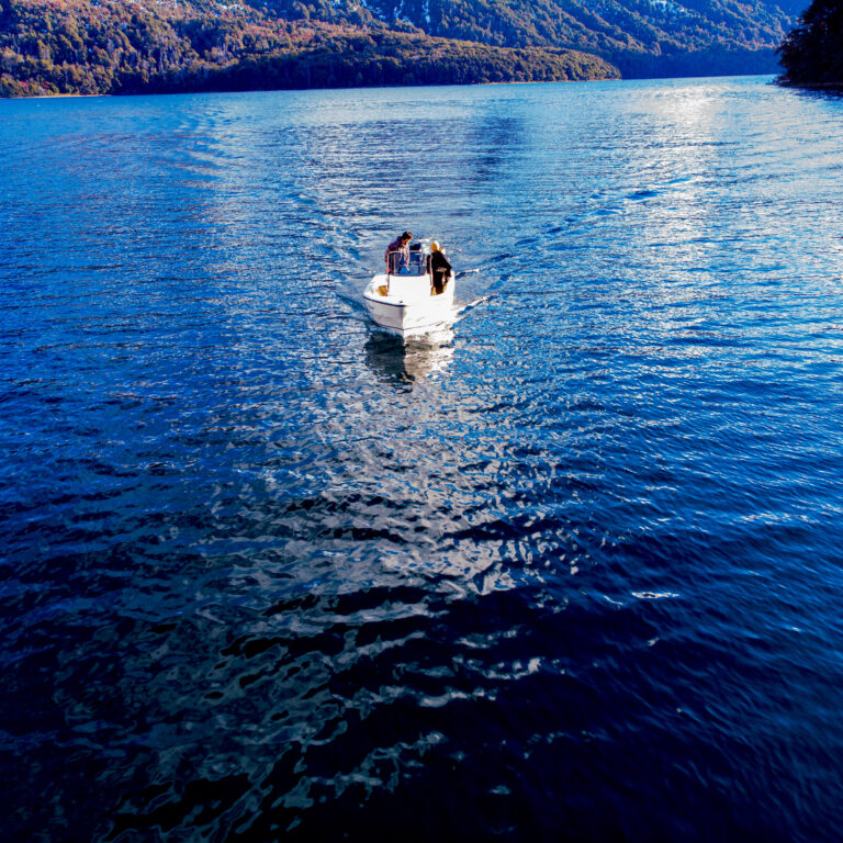 Embarcación navegando en el lago Nahuel Huapi desde Puerto Elma