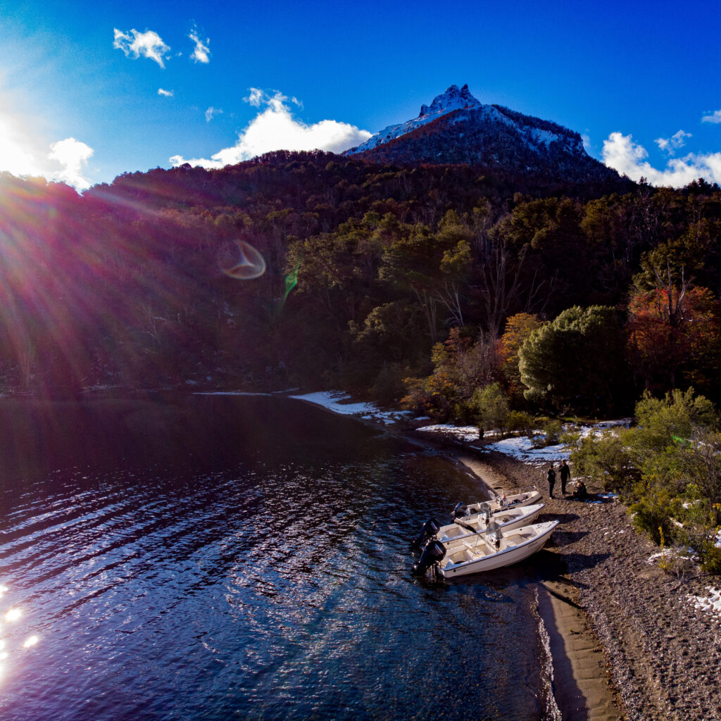 Costa y montañas del Nahuel Huapi cerca de Puerto Elma