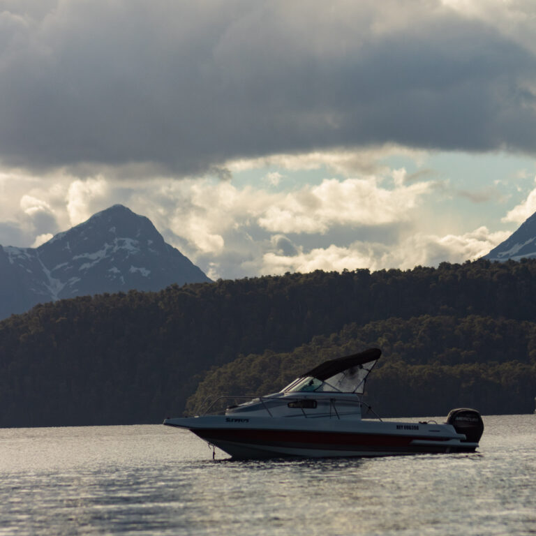 Lancha con motor Mercury amarrada en el lago Nahuel Huapi