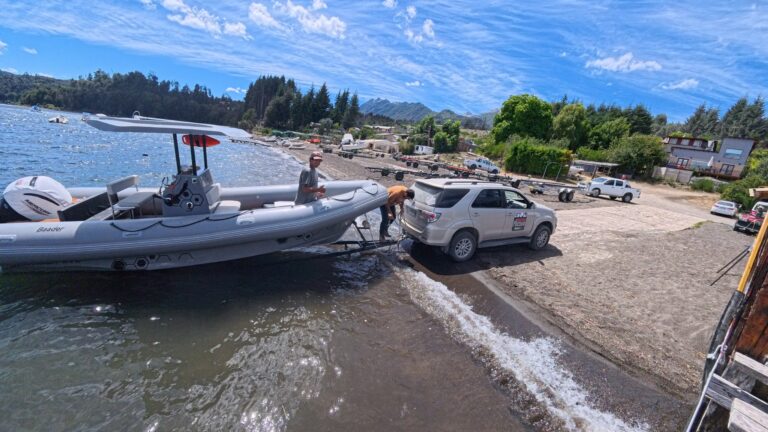 Botado de una embarcación en la rampa de Puerto Elma, Villa La Angostura